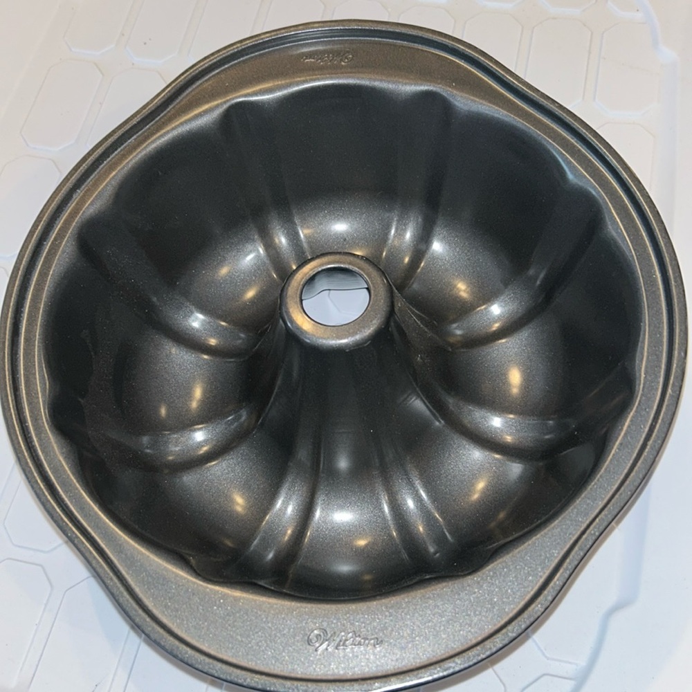 NWT Wilton Bundt cake pan.